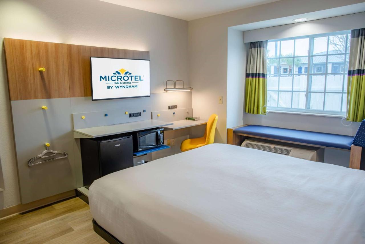 1 Queen Bed, Mobility Accessible Room with Roll-In Shower, Non-Smoking at Microtel Inn & Suites by Wyndham Kingsland Naval Base I-95