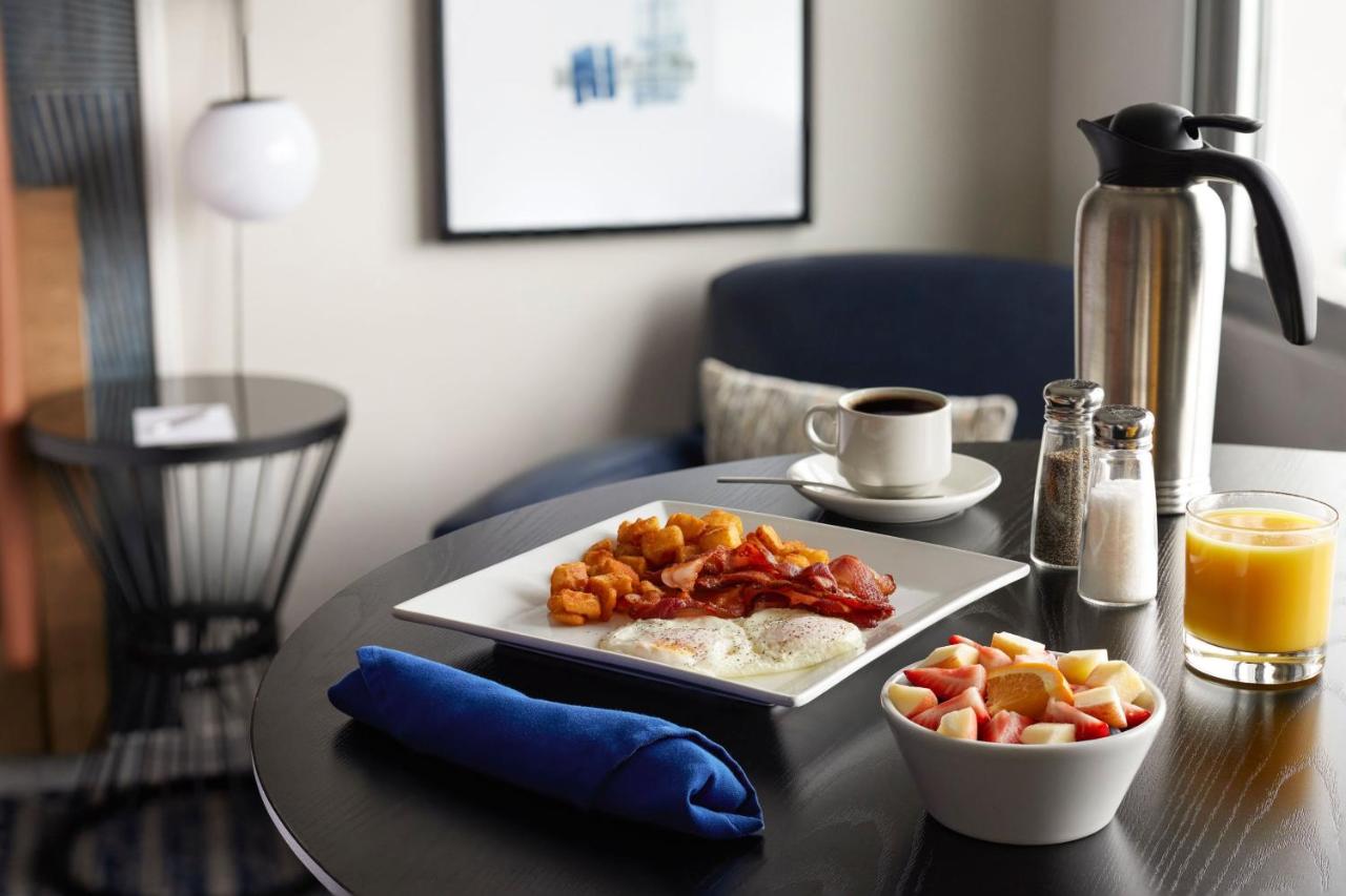 Guest room, 1 King, Marina view at Sheraton Erie Bayfront Hotel