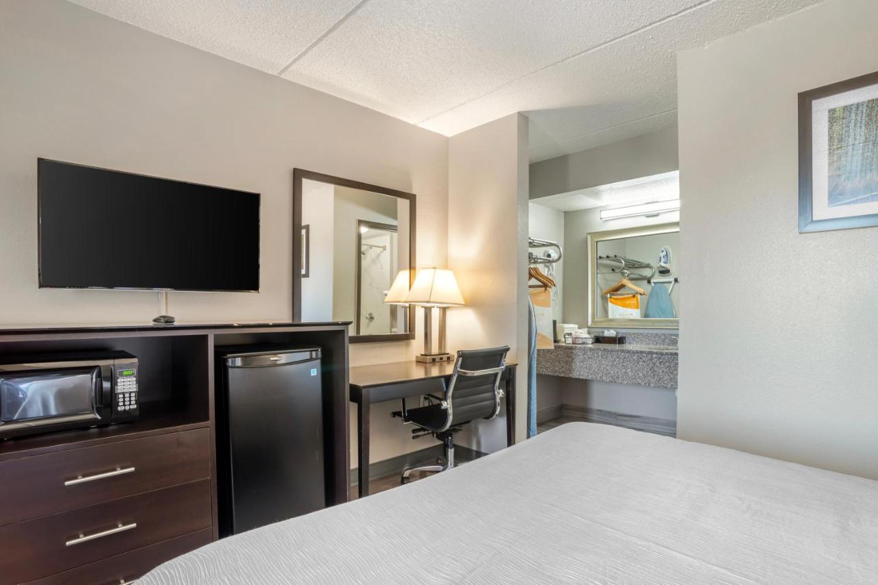 Queen Room - Non-Smoking at Quality Inn Simpsonville - Greenville