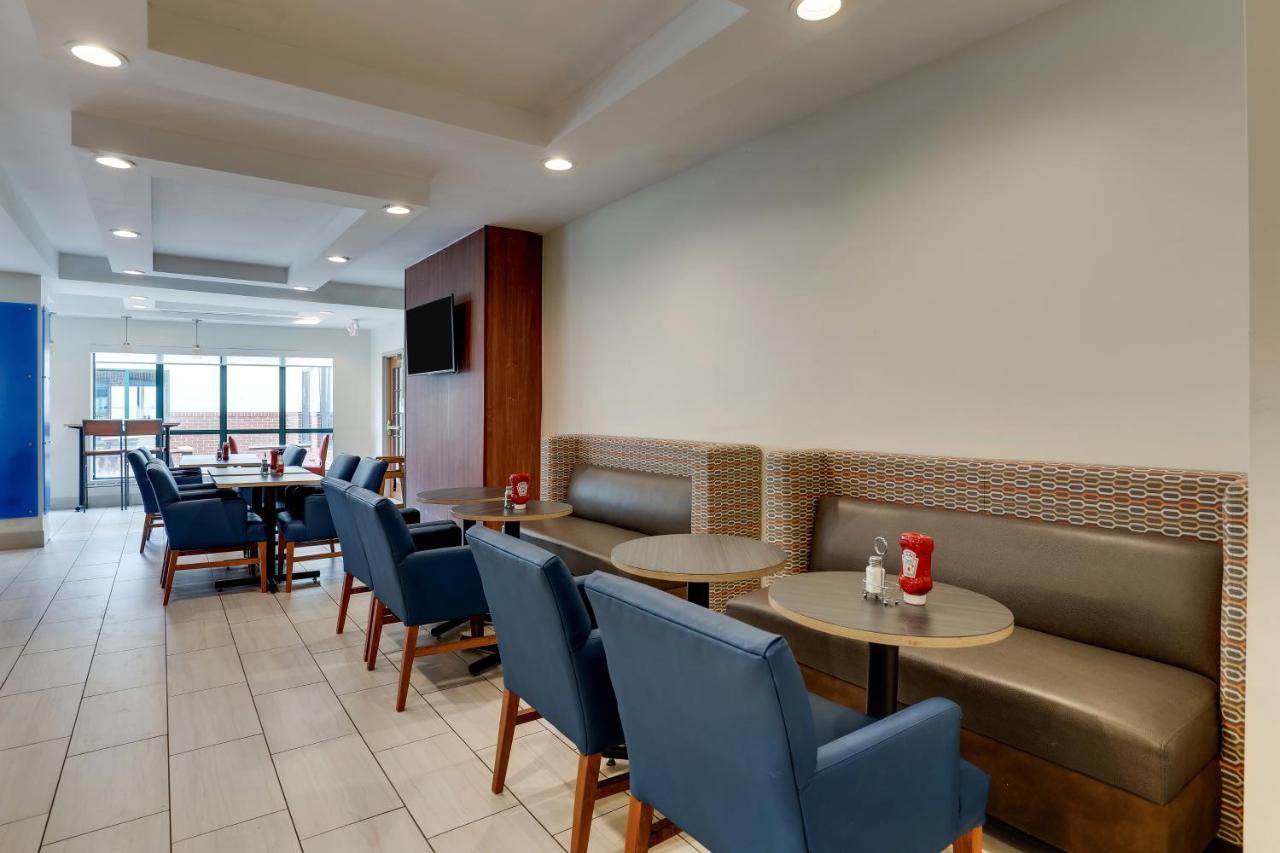 | Holiday Inn Express Hotel & Suites Bryan-Montpelier, an IHG Hotel