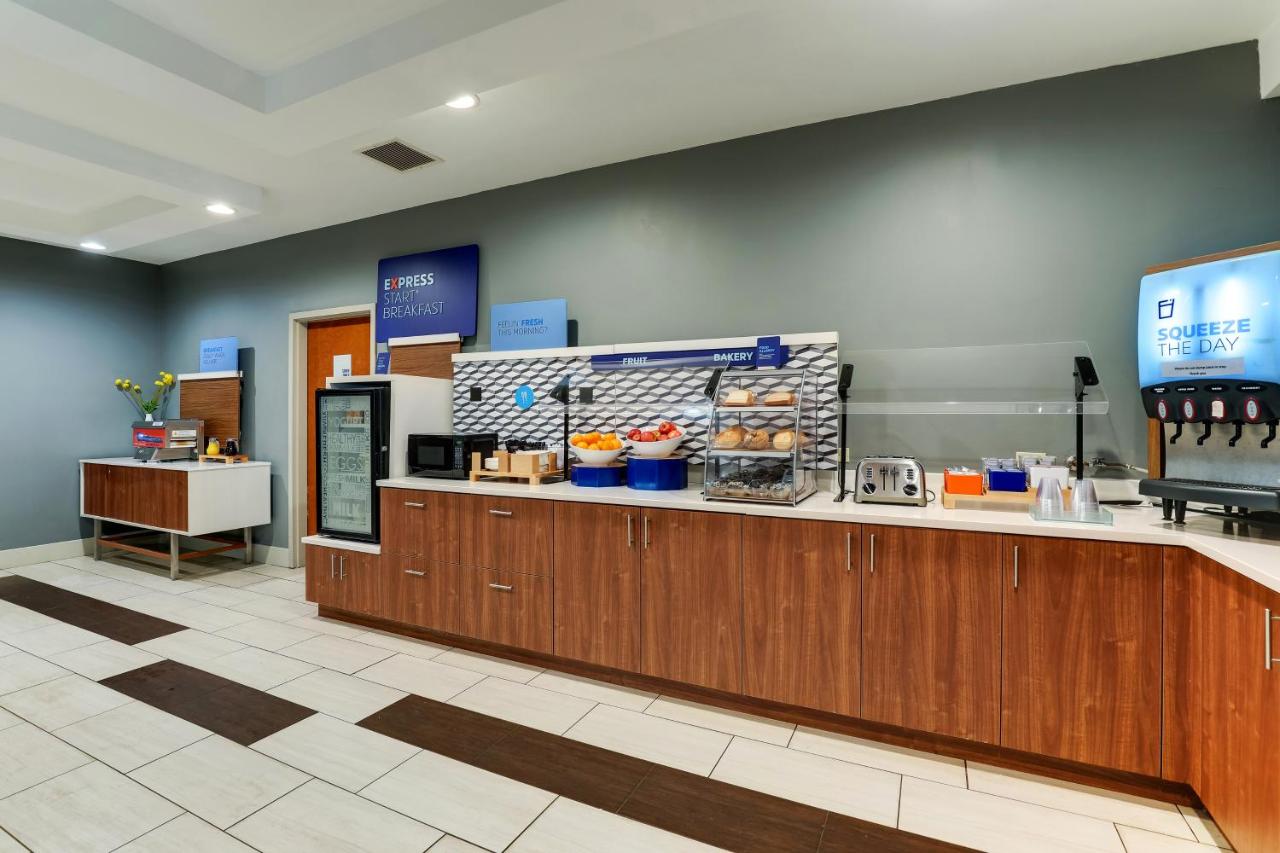 | Holiday Inn Express Hotel & Suites Bryan-Montpelier, an IHG Hotel