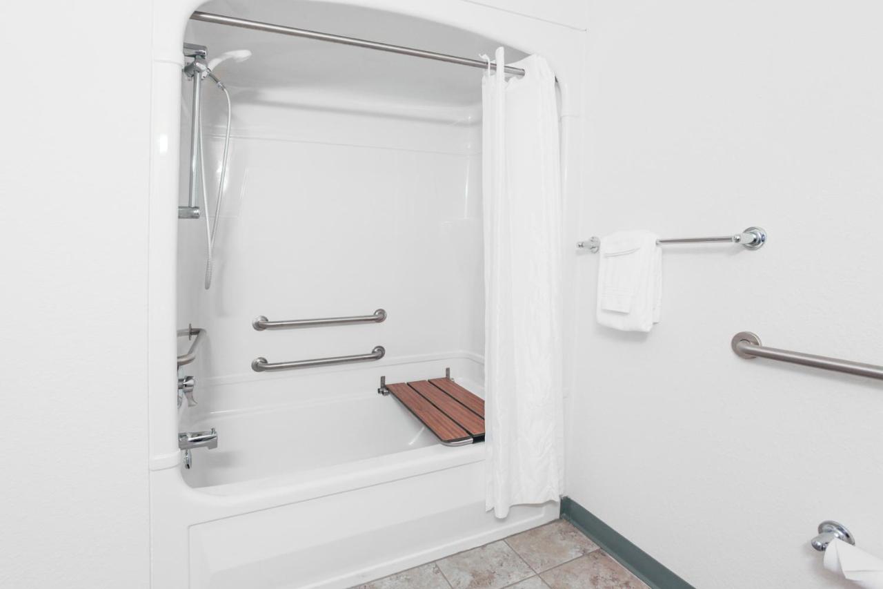 Queen Room - Mobility Access/Non-Smoking at Super 8 by Wyndham Sault Ste. Marie