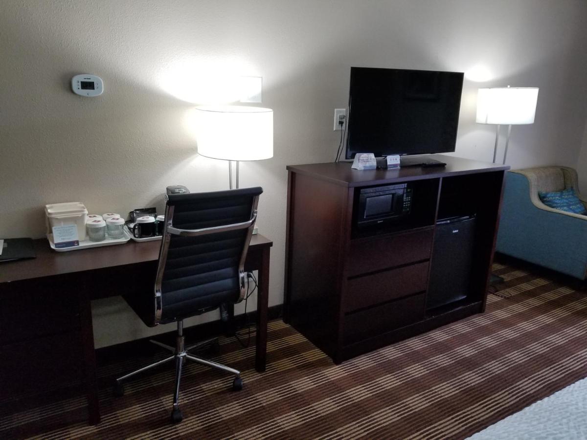 Queen Room - Non-Smoking at Clarion Inn & Suites Stroudsburg - Poconos