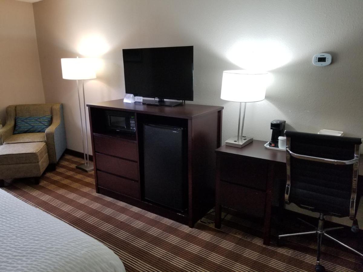 Queen Room - Non-Smoking at Clarion Inn & Suites Stroudsburg - Poconos