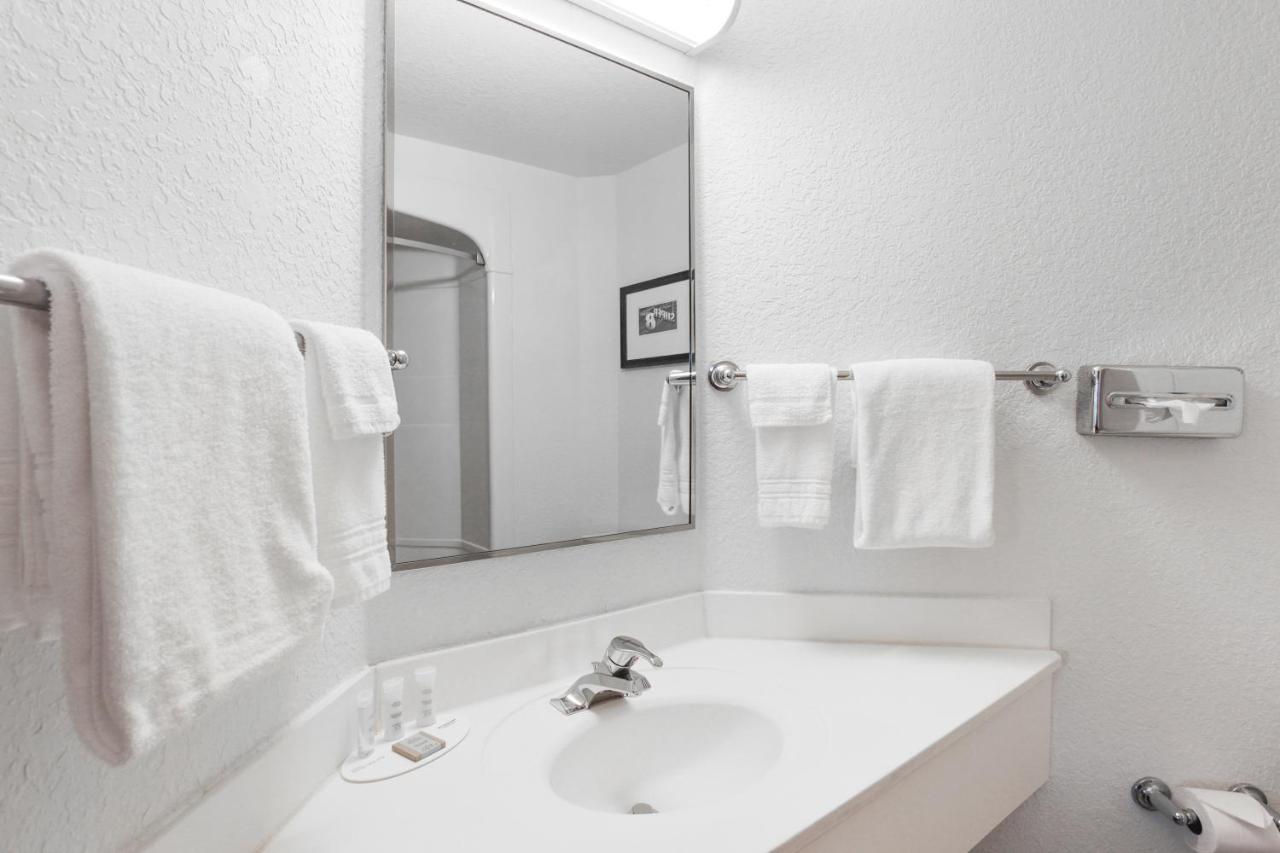 Queen Room - Non-Smoking at Super 8 by Wyndham Sault Ste. Marie