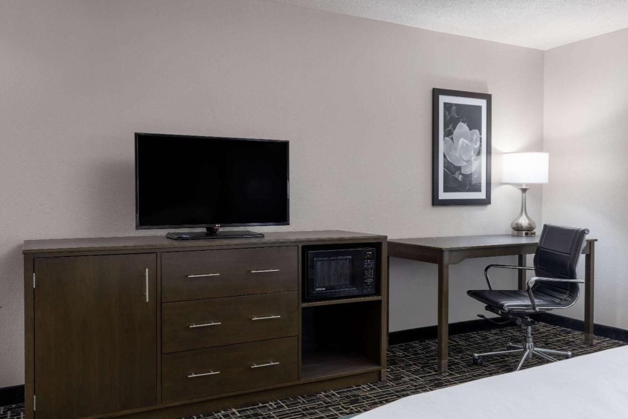 King Room - Mobility Access/Non-Smoking at La Quinta Inn & Suites by Wyndham Covington