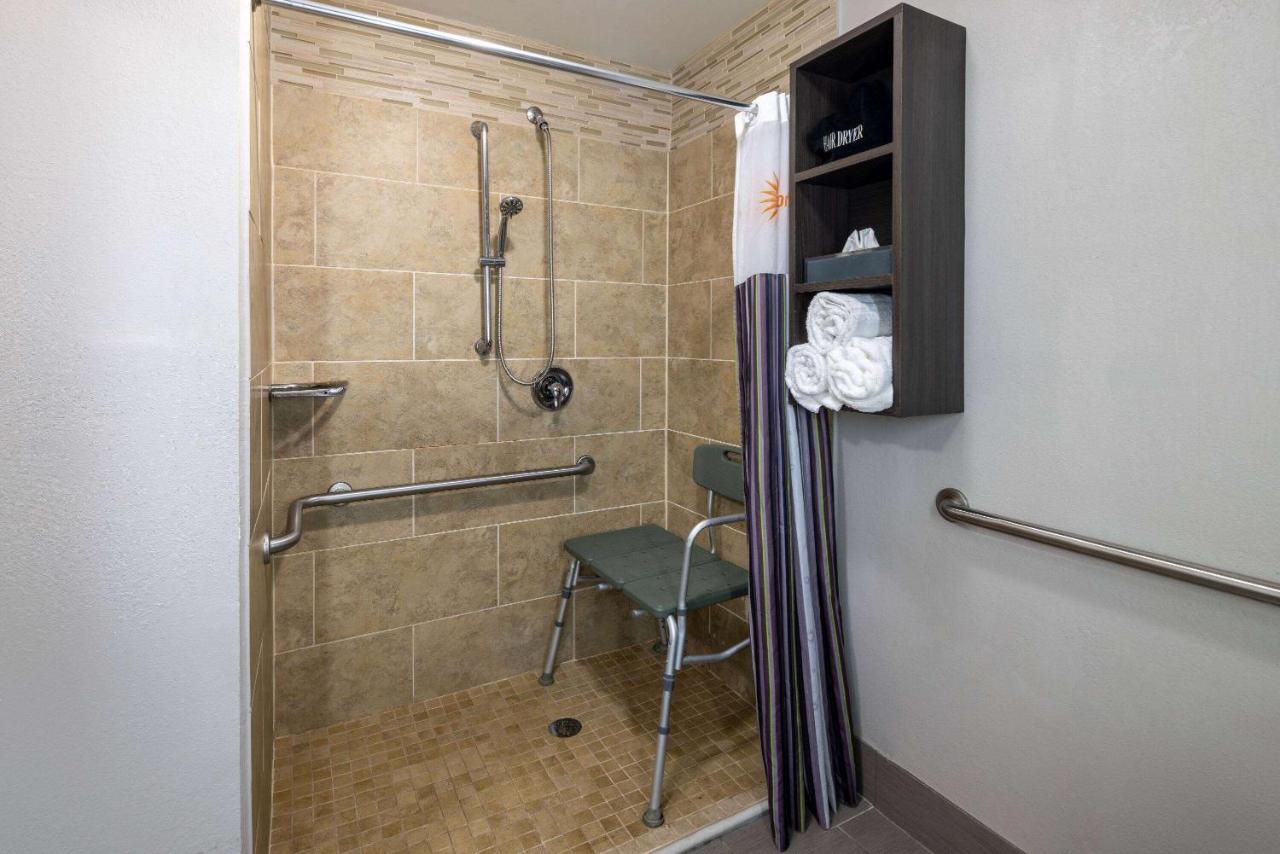 King Room - Mobility Access/Non-Smoking at La Quinta Inn & Suites by Wyndham Covington