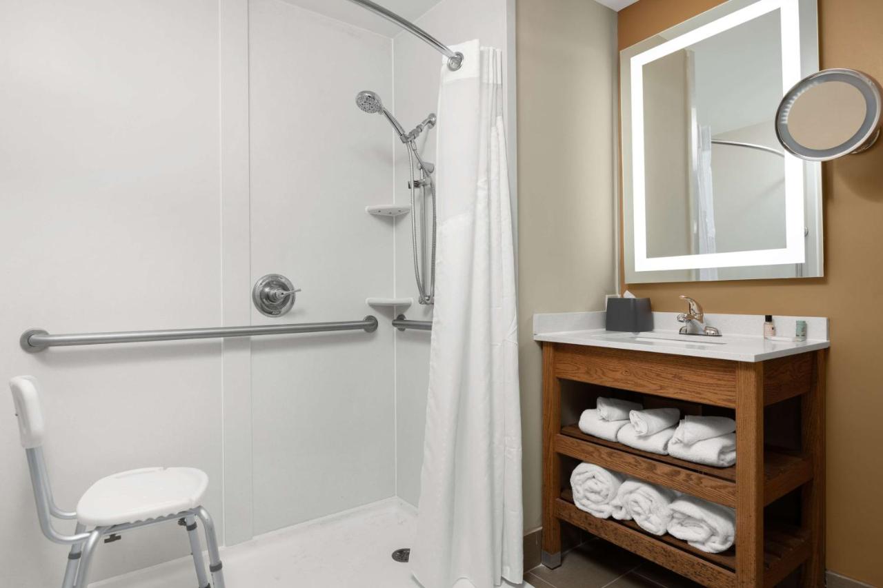 | Holiday Inn Greensboro Airport