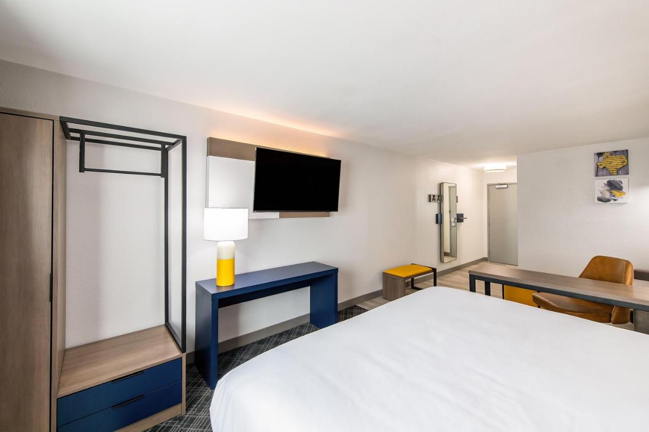 King Suite - Accessible/Non-Smoking at Comfort Suites Longview North