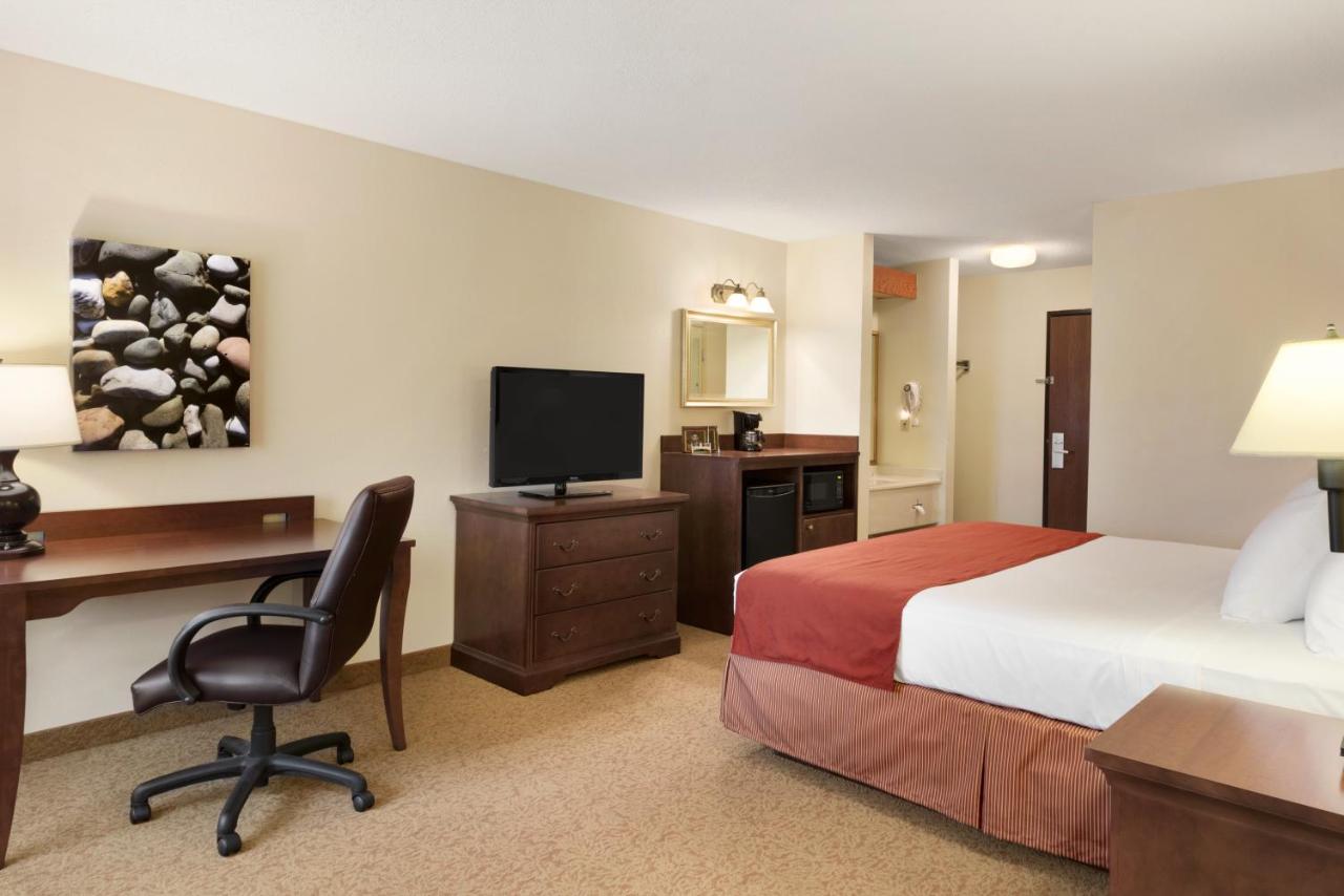  | Country Inn & Suites by Radisson, Cedar Rapids Airport, IA