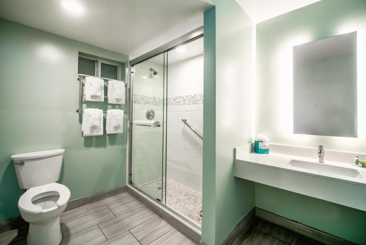 Oceanfront Kitchenette Room - One King Bed and One Sofabed at Perry's Ocean Edge Resort