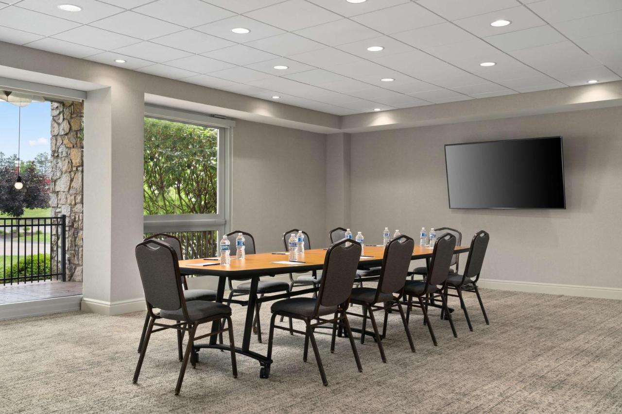 | DoubleTree by Hilton Pittsburgh Airport