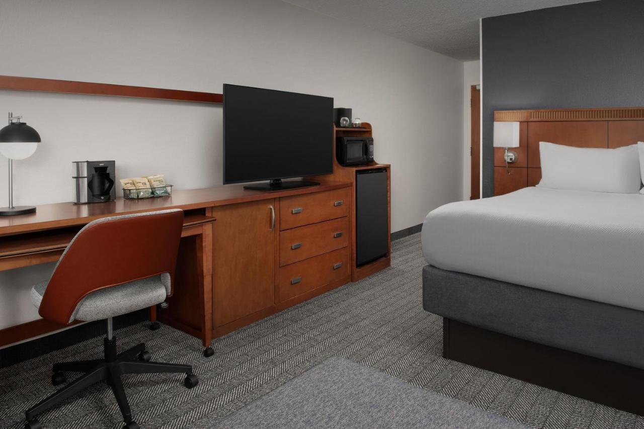 King Room with Sofa Bed at Courtyard by Marriott Panama City