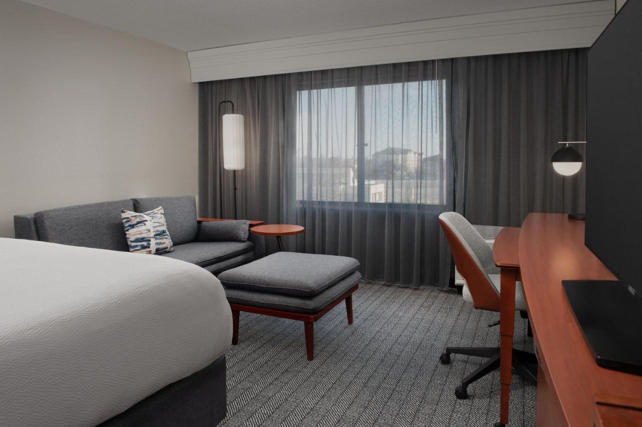 King Room with Sofa Bed at Courtyard by Marriott Panama City