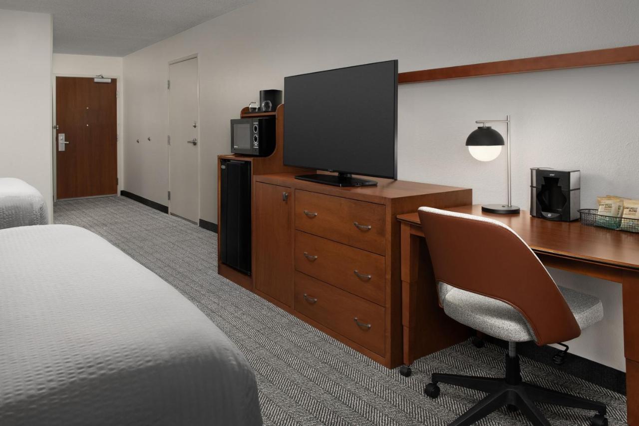Queen Room with Two Queen Beds at Courtyard by Marriott Panama City