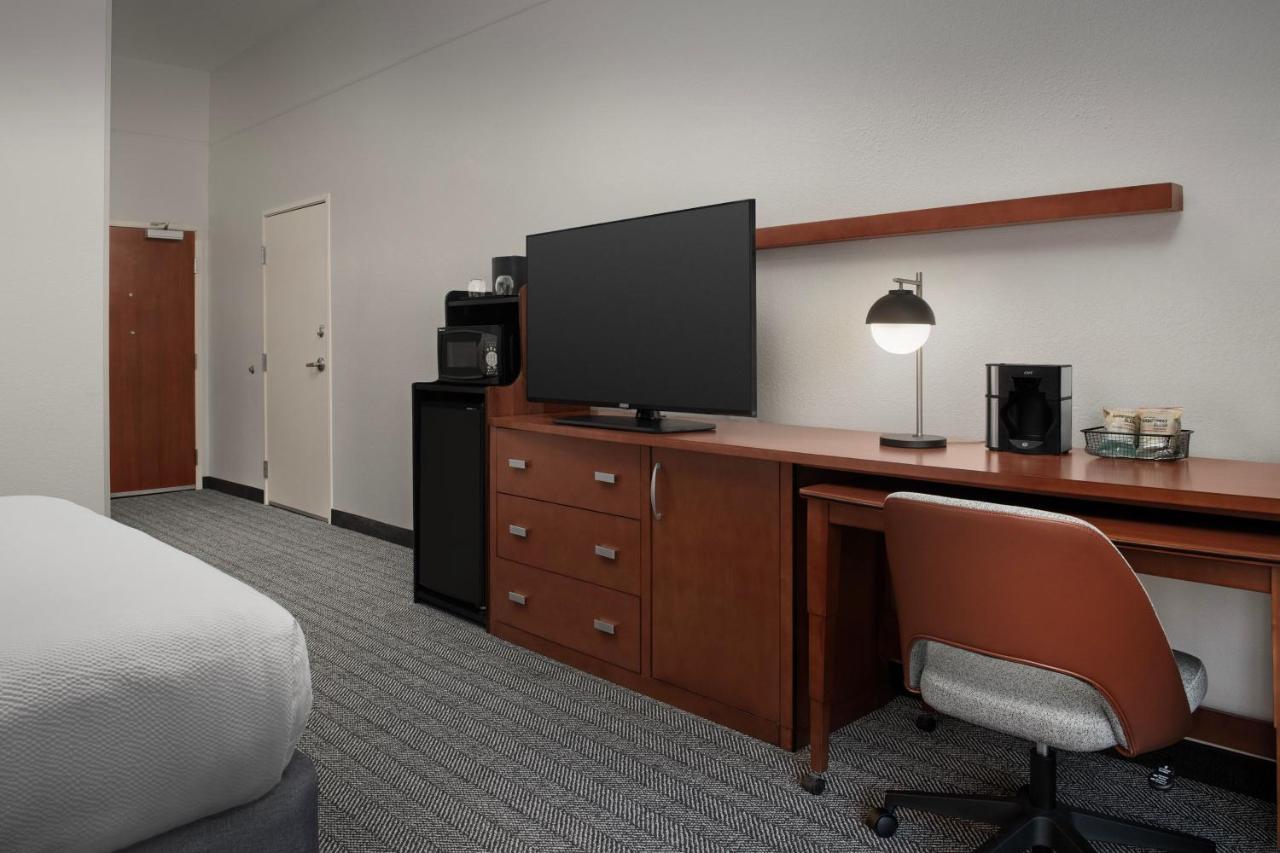 King Room with Sofa Bed at Courtyard by Marriott Panama City