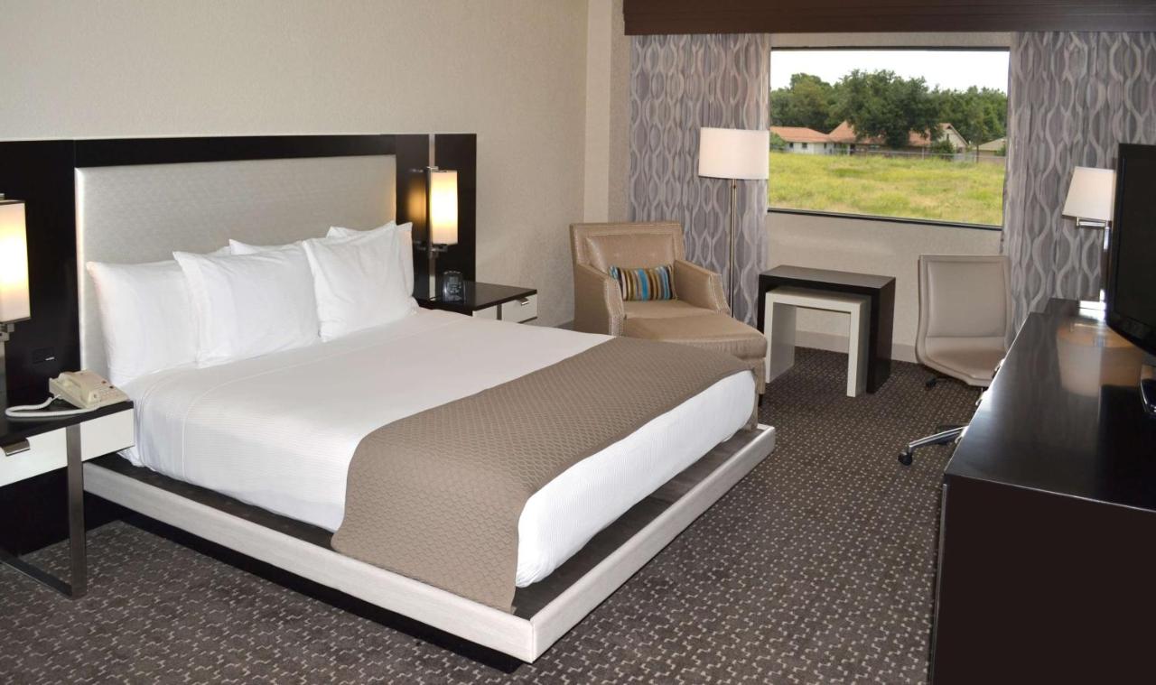  | DoubleTree by Hilton Hotel Houston Hobby Airport