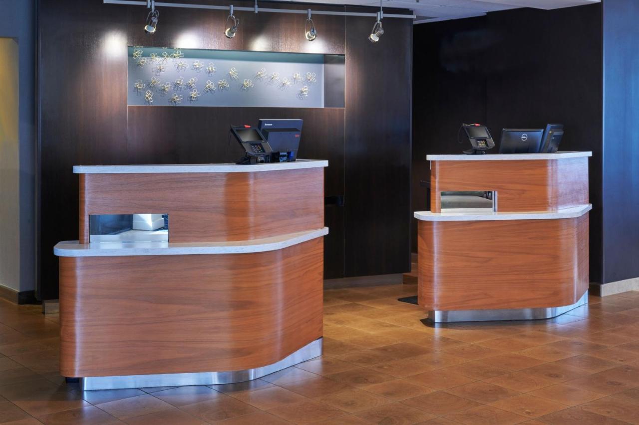| Courtyard by Marriott Detroit Livonia