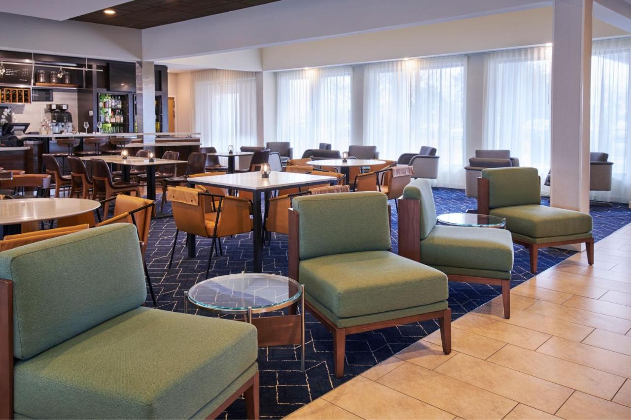 | Courtyard by Marriott Detroit Livonia