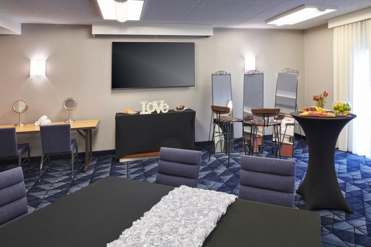 | Courtyard by Marriott Detroit Livonia
