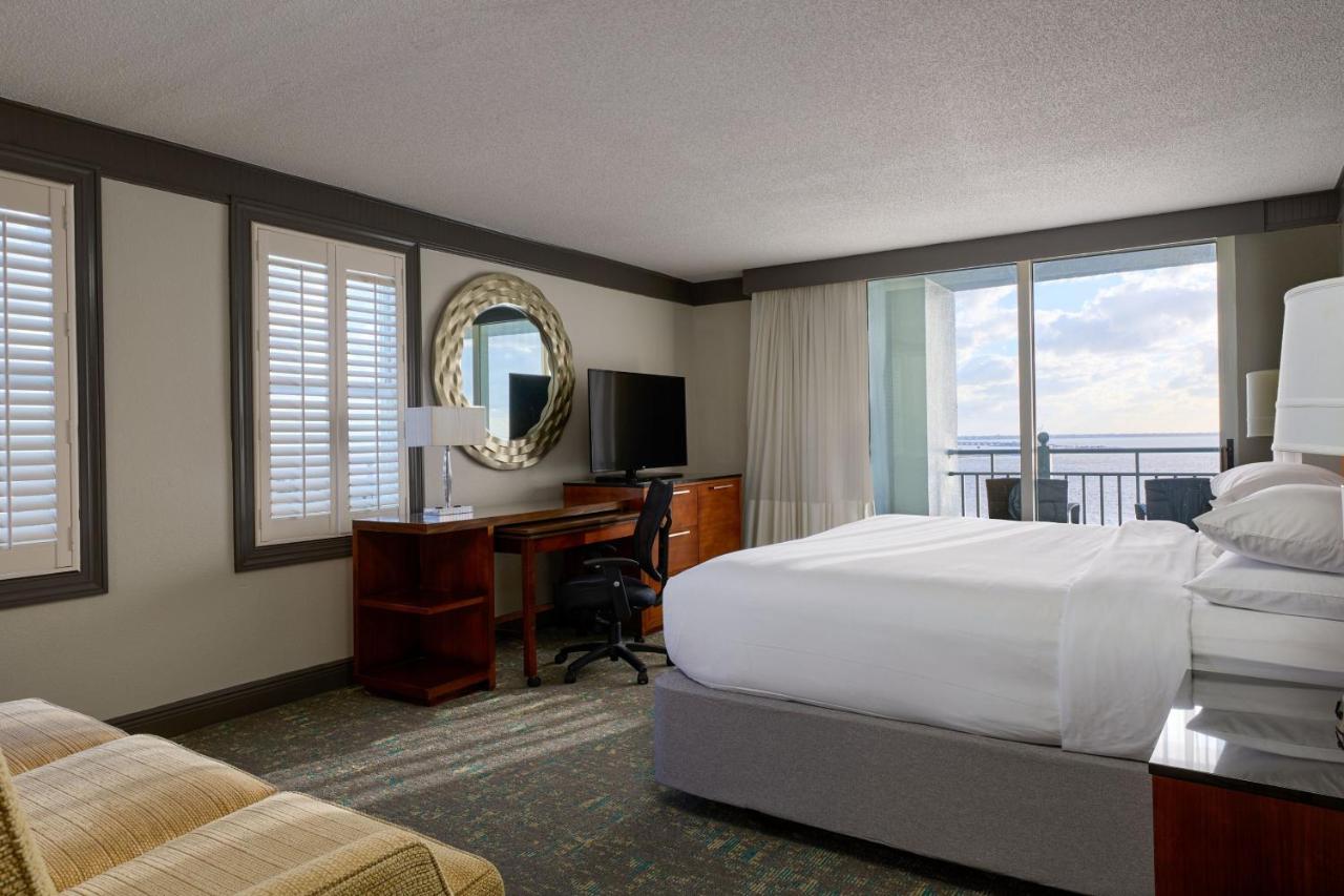 Guest Room, One King, Waterfront, Sanibel Tower, Balcony at Marriott Sanibel Harbour Resort & Spa