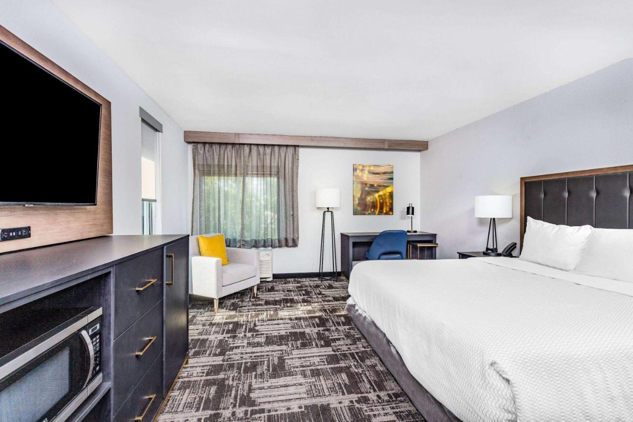 1 King Bed, Mobility Accessible Room, Bathtub w/Grab Bars, Non-Smoking at La Quinta Suites by Wyndham South Bend Notre Dame Area