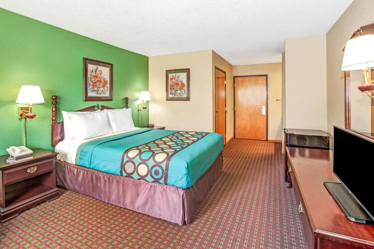 Deluxe Queen Room - Non-Smoking at McHenry Inn