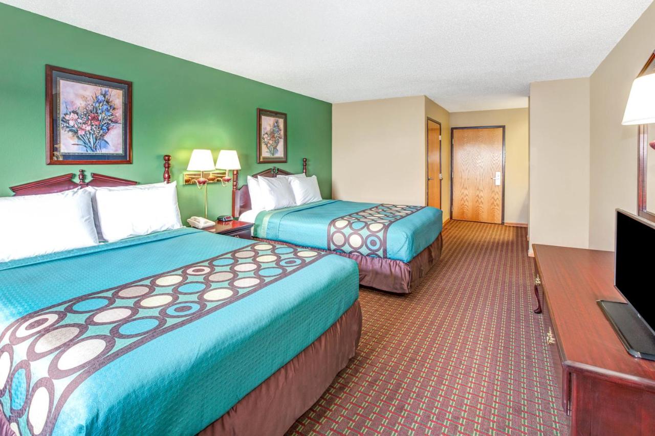 Queen Room with Two Queen Beds - Non-Smoking at McHenry Inn