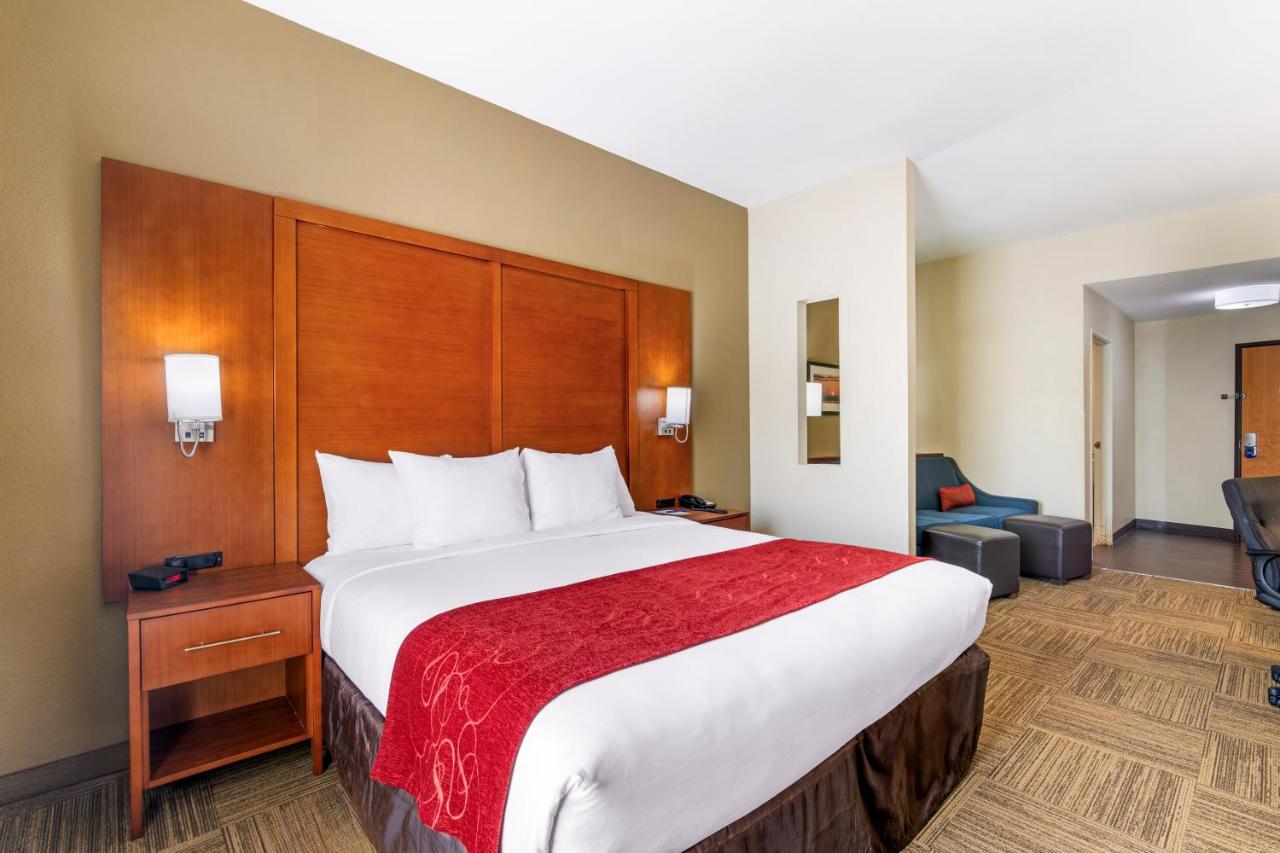 King Suite - Disability Access/Non-Smoking at Comfort Suites Brunswick