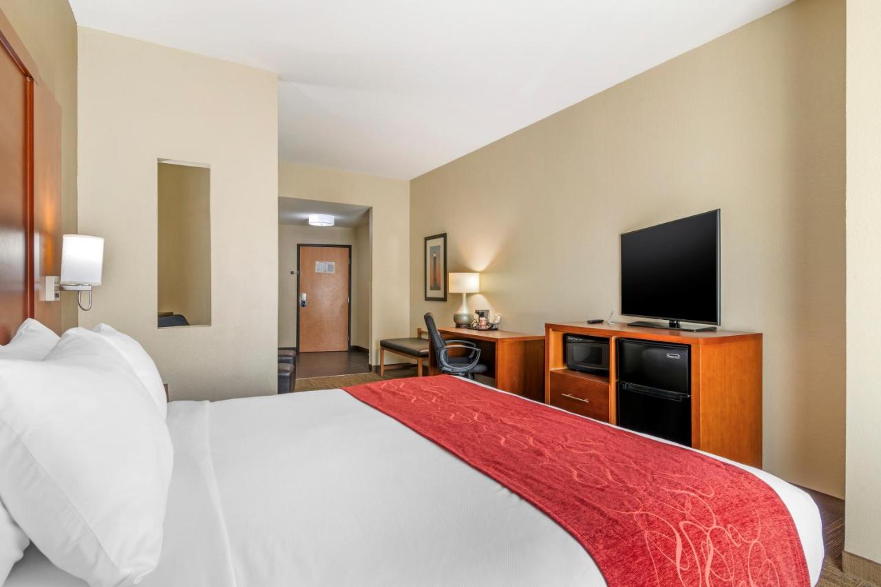 King Suite - Disability Access/Non-Smoking at Comfort Suites Brunswick