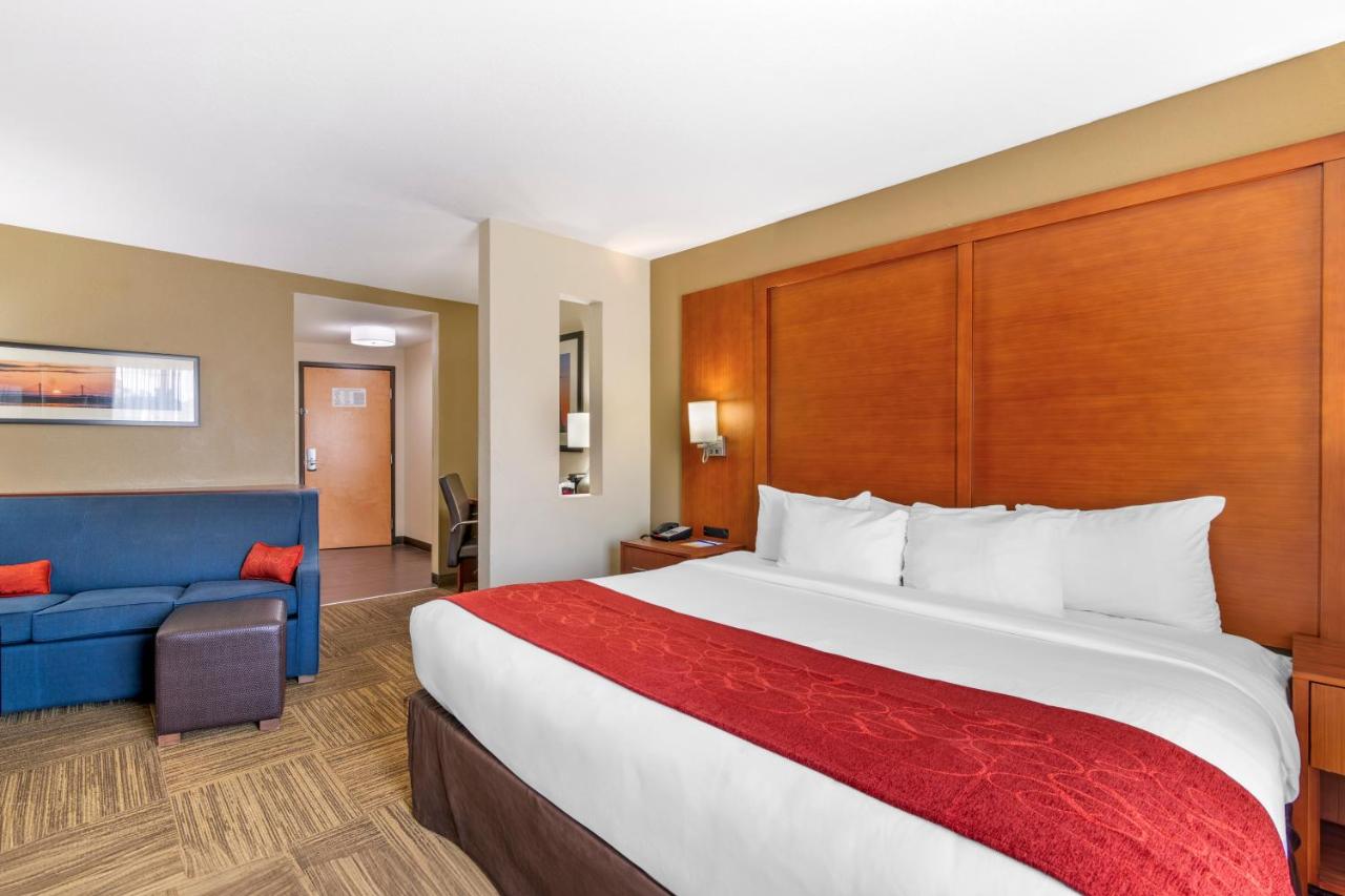 King Suite - Non-Smoking at Comfort Suites Brunswick