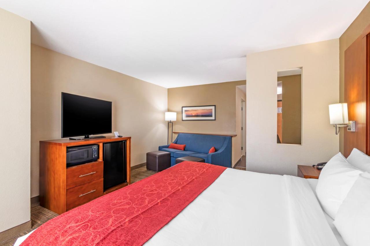 King Suite - Non-Smoking at Comfort Suites Brunswick