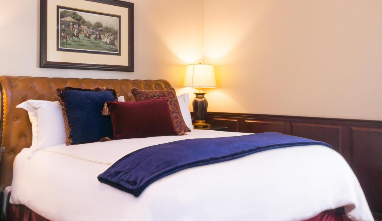 | Carriage House Inn