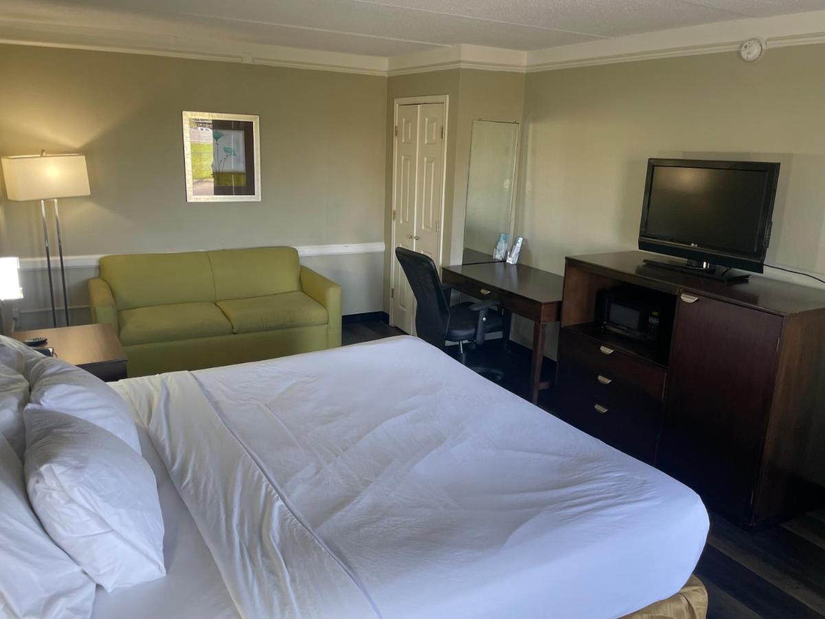 King Room with Sofa Bed - Non-Smoking at Quality Inn & Suites Tuscaloosa near University