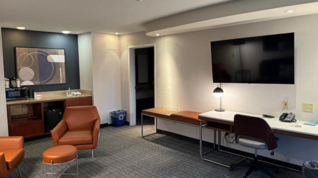 King Suite with Sofa Bed at Courtyard by Marriott Kingston