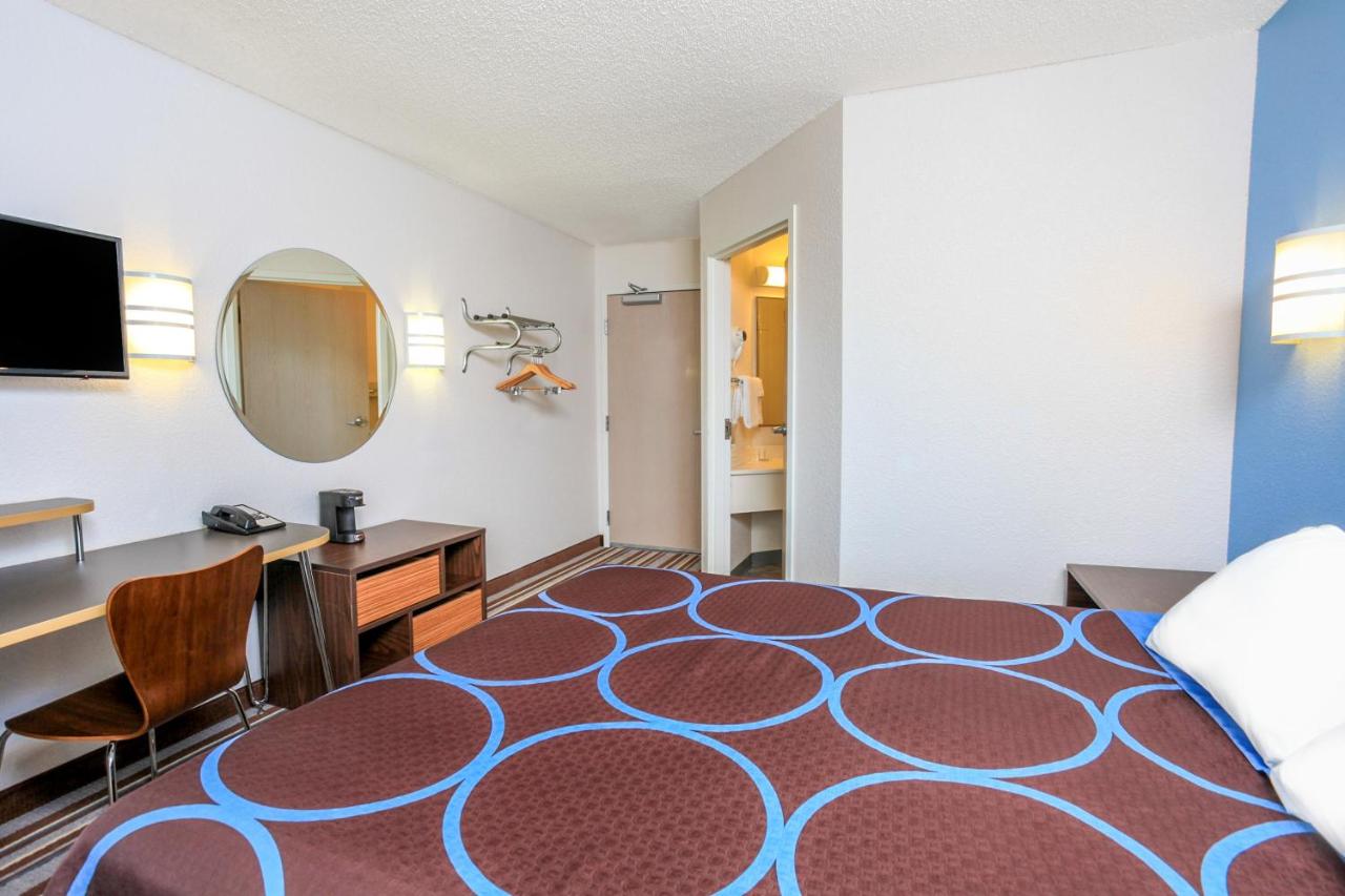 Queen Room - Non-Smoking at Super 8 by Wyndham Sault Ste. Marie