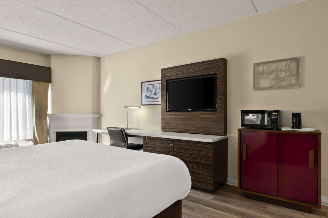 King Room with Hot Tub - Non-Smoking at Ramada by Wyndham Harrisburg/Hershey Area