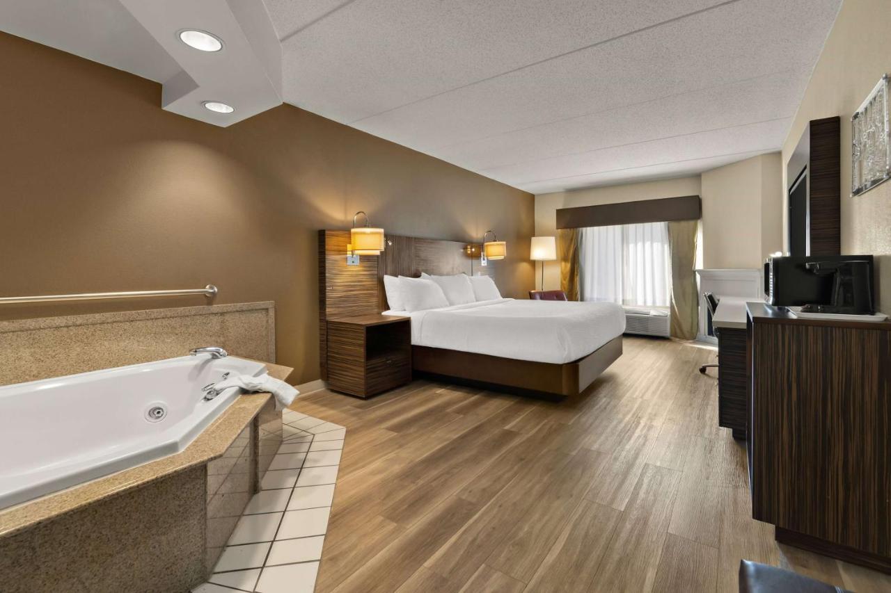 King Room with Hot Tub - Non-Smoking at Ramada by Wyndham Harrisburg/Hershey Area