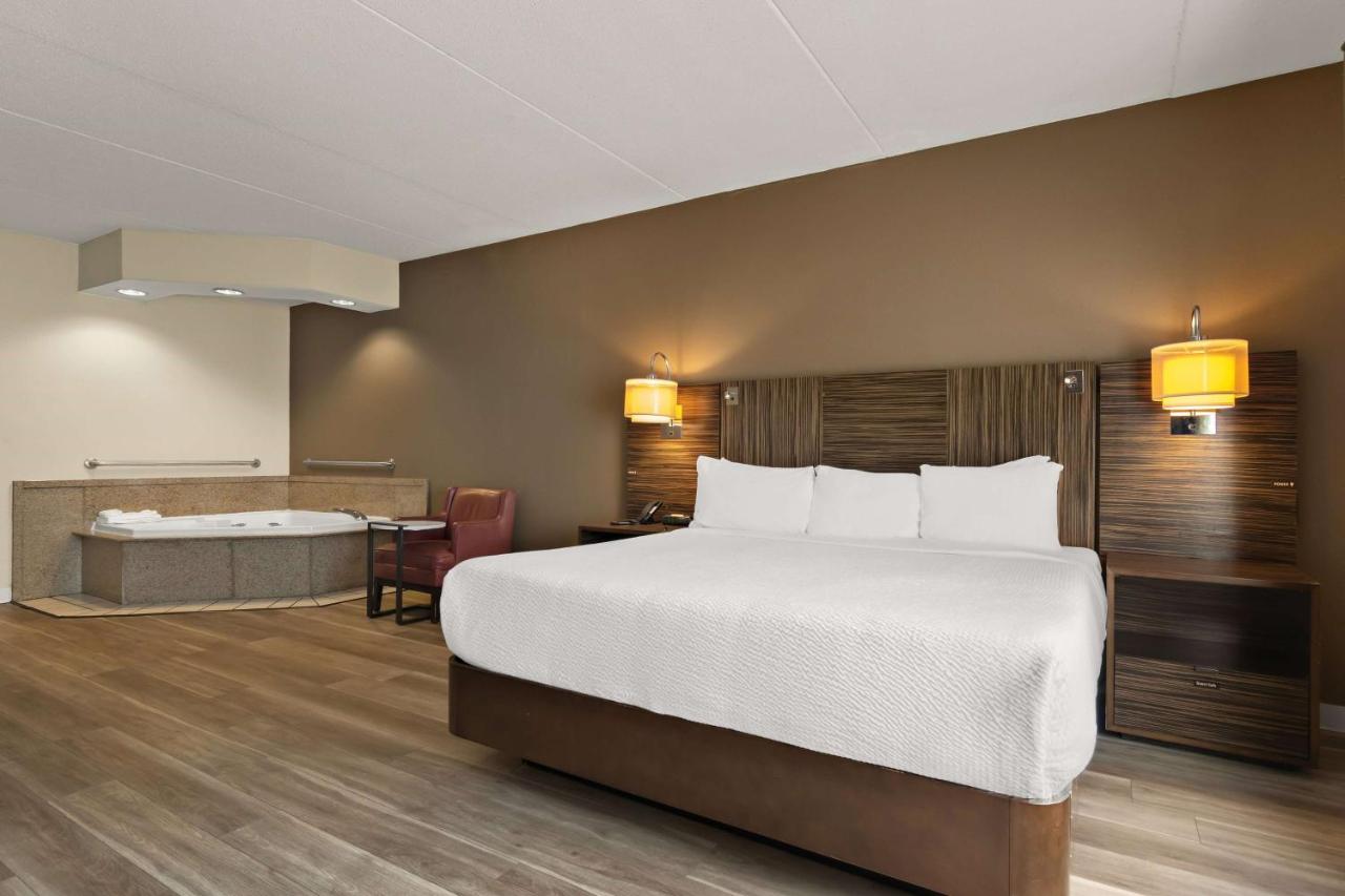 King Room with Hot Tub - Non-Smoking at Ramada by Wyndham Harrisburg/Hershey Area