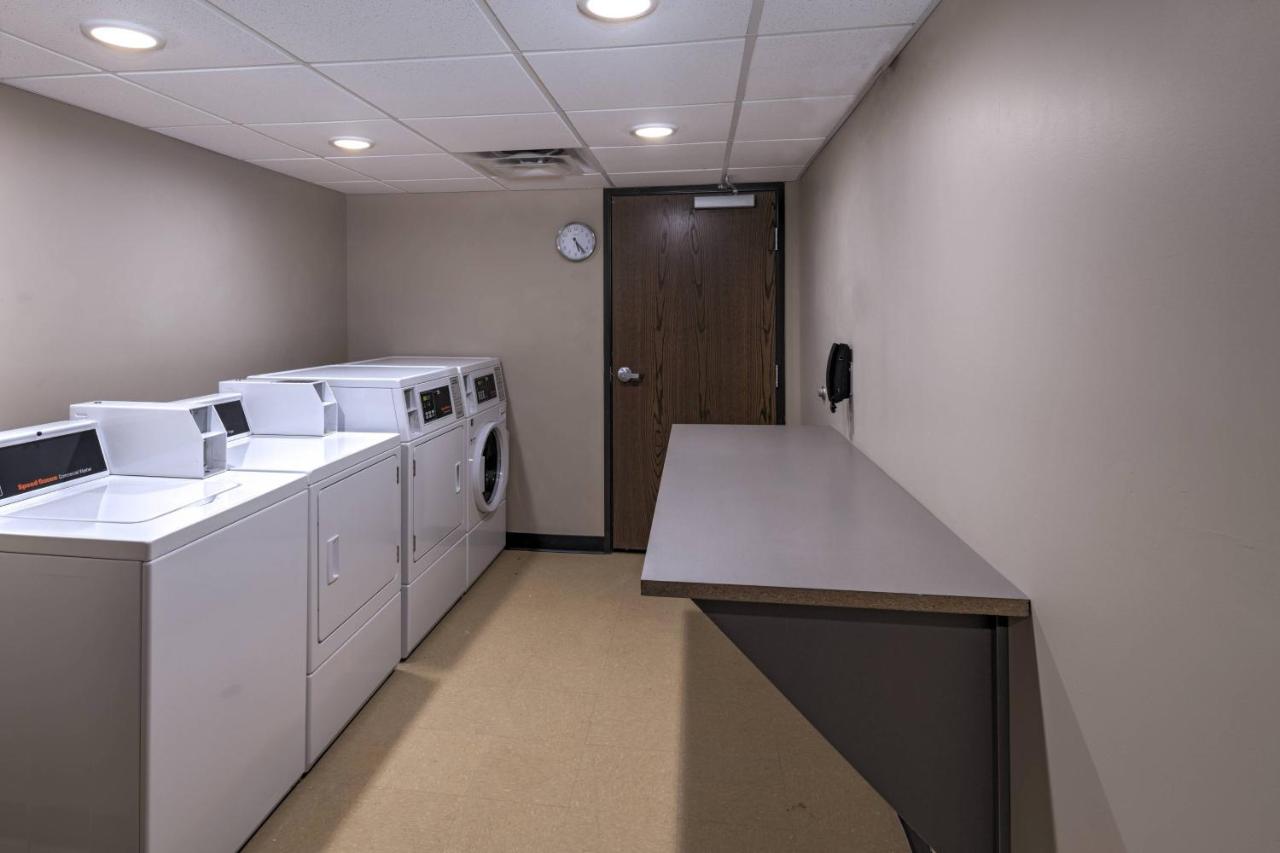 | Fairfield Inn & Suites by Marriott Colorado Springs East