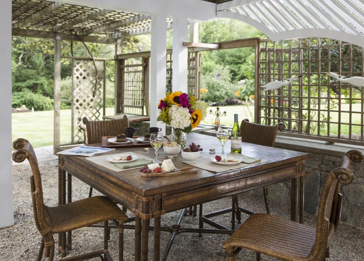 | Abbey's Lantern Hill Inn