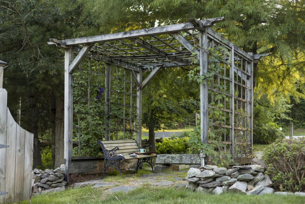 | Abbey's Lantern Hill Inn