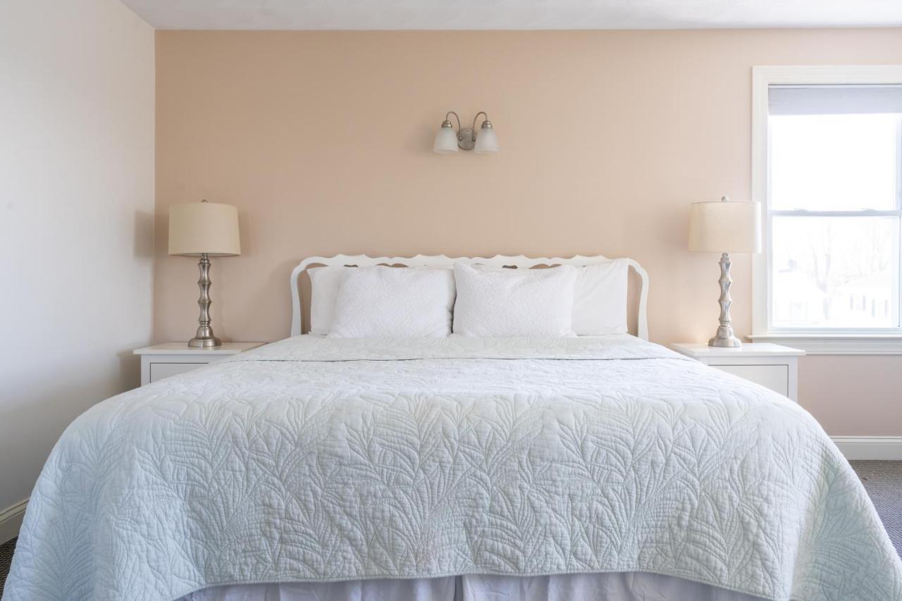 | Rhea's Inn