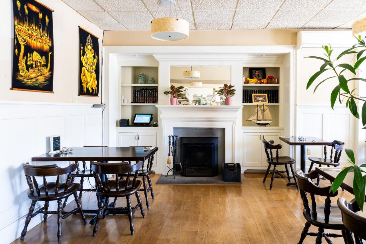 | Rhea's Inn