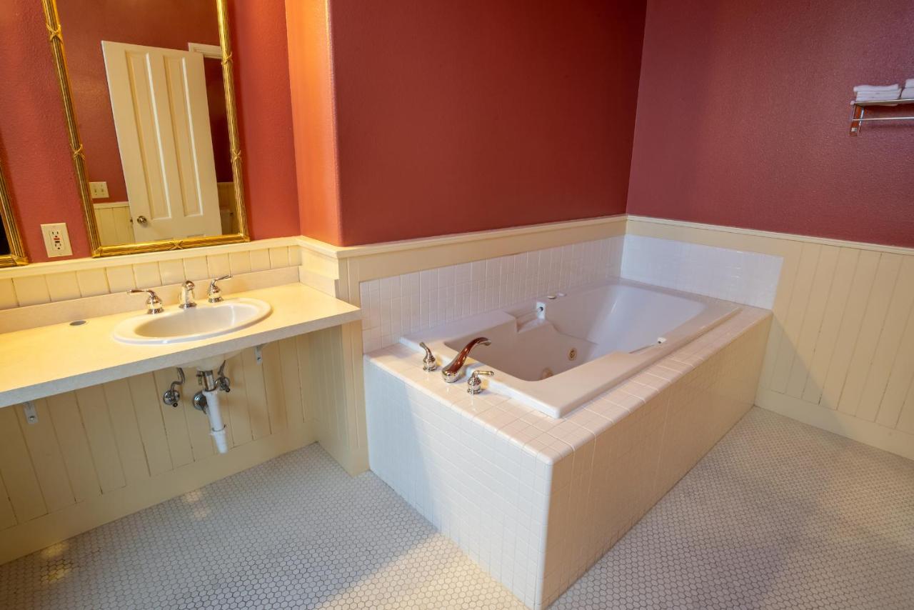 King Suite with Spa Bath at Geiser Grand Hotel