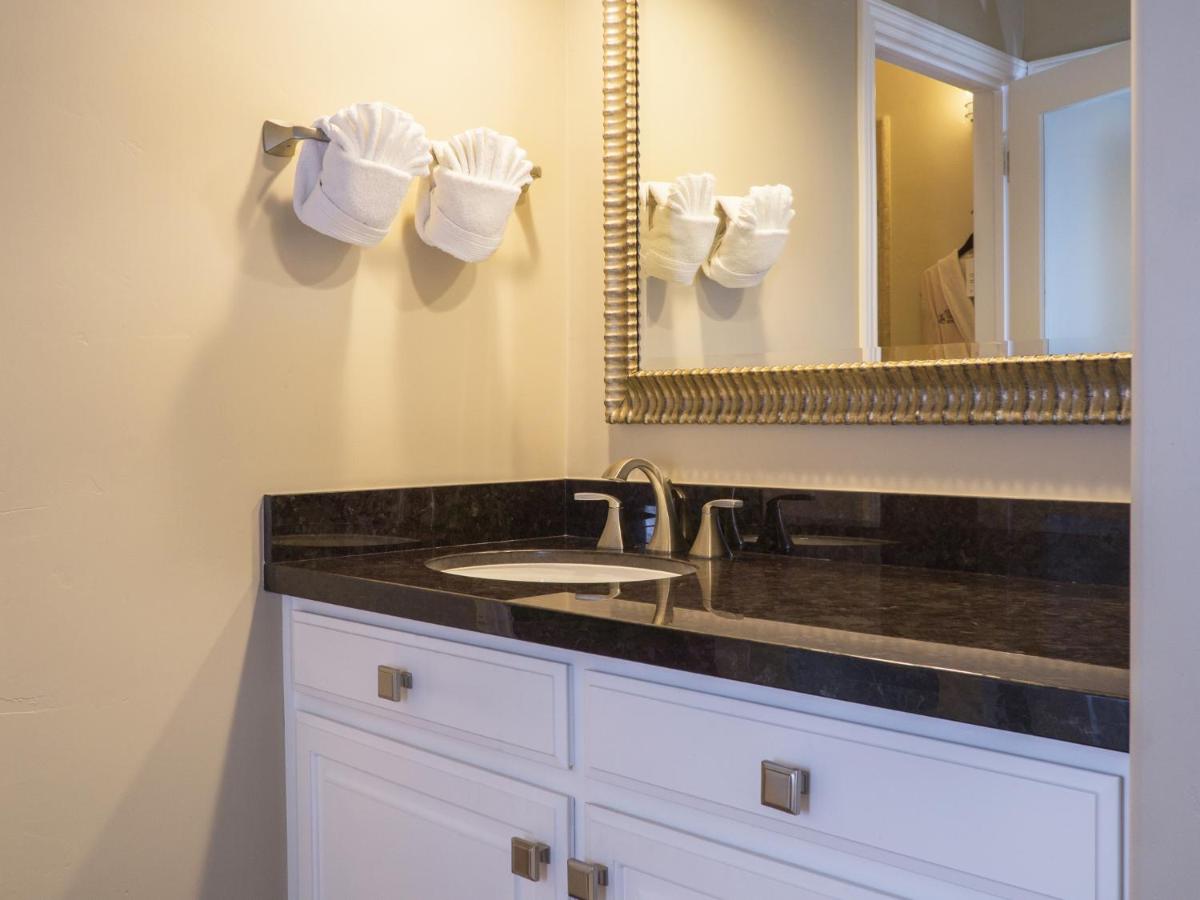 | Carriage House Inn