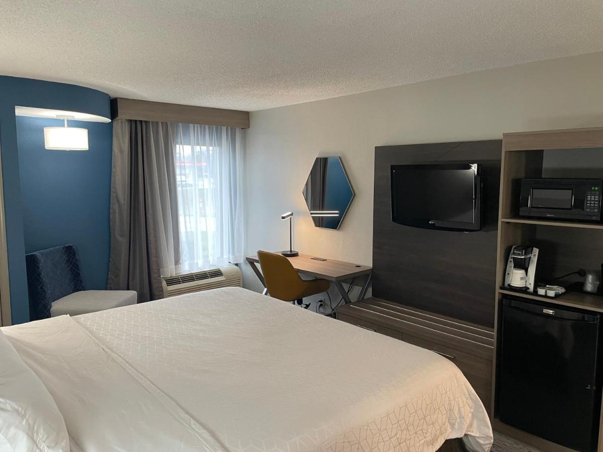 King Room at Holiday Inn Express Burlington by IHG