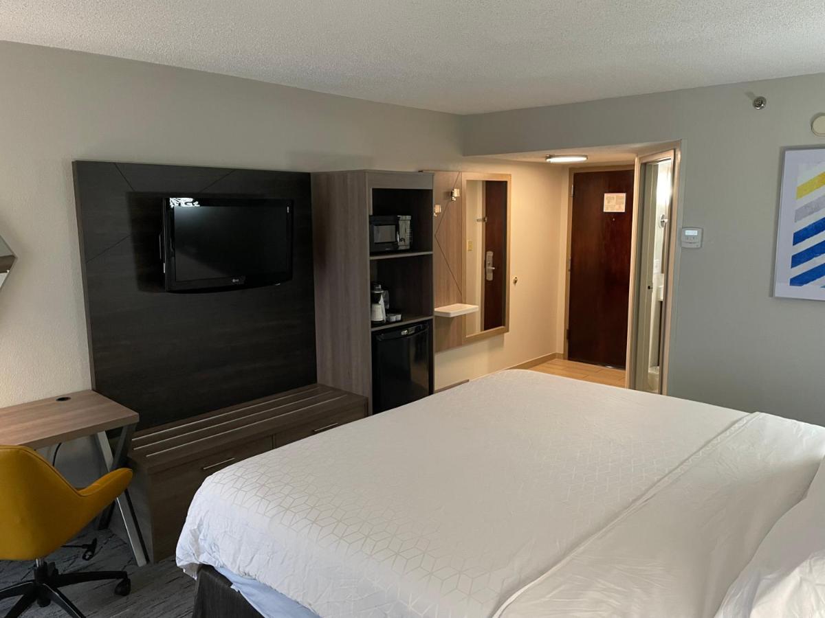 King Room at Holiday Inn Express Burlington by IHG