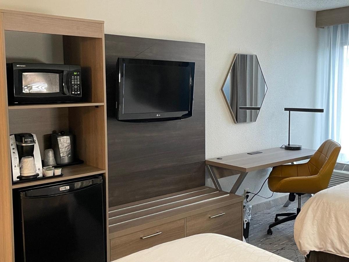 Queen Room with Two Queen Beds at Holiday Inn Express Burlington by IHG