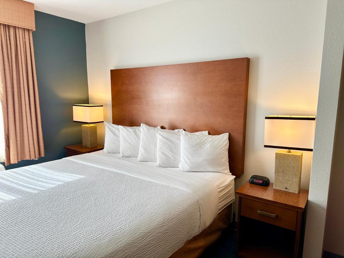 Executive King Room at La Quinta Inn & Suites by Wyndham Bannockburn-Deerfield